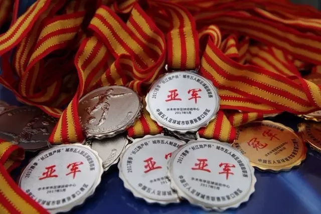 巴萨和罗马欧战均未获胜 穆帅和哈维都抱怨起草坪